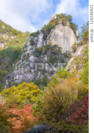 【紅葉素材】秋の絶景・昇仙峡のシンボル覚円峰の紅葉【山梨県】 【紅葉素材】秋の絶景・昇仙峡のシンボル覚円峰の紅葉【山梨県】 128286925