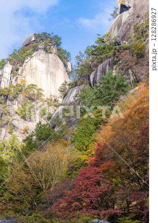 【紅葉素材】秋の絶景・昇仙峡のシンボル覚円峰の紅葉【山梨県】 128286927