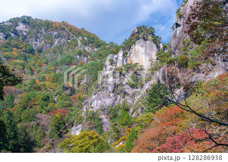 【紅葉素材】秋の絶景・昇仙峡のシンボル覚円峰の紅葉【山梨県】 128286938