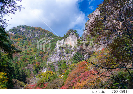 【紅葉素材】秋の絶景・昇仙峡のシンボル覚円峰の紅葉【山梨県】 128286939