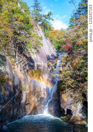 【滝素材】秋の昇仙峡・仙娥滝と虹と紅葉【山梨県】 【滝素材】秋の昇仙峡・仙娥滝と虹と紅葉【山梨県】 128287103
