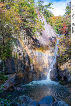 【滝素材】秋の昇仙峡・仙娥滝と虹と紅葉【山梨県】 【滝素材】秋の昇仙峡・仙娥滝と虹と紅葉【山梨県】 128287108