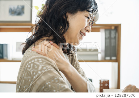肩こりに悩む50代のミドル女性 128287370