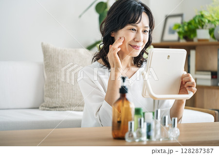肌のお手入れをする50代のミドル女性 肌のお手入れをする50代のミドル女性 128287387