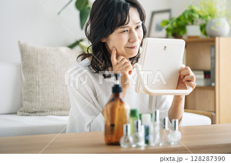 肌トラブルに悩む50代のミドル女性 128287390
