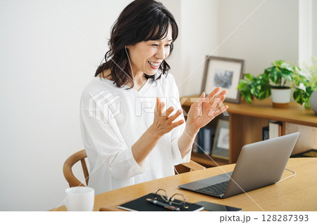 自宅のリビングでオンライン会議をする50代のミドル女性 128287393