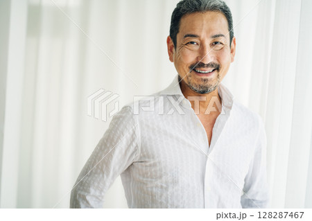 若々しい50代の男性ポートレート 若々しい50代の男性ポートレート 128287467