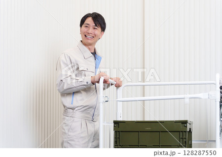 倉庫で働く男性作業員 128287550