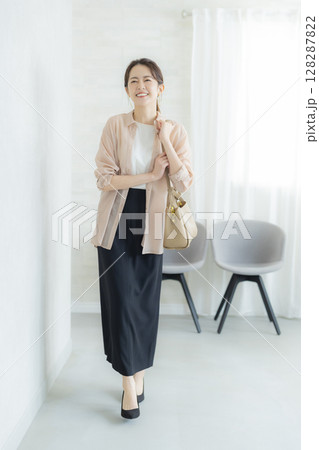 オフィスで働く女性 オフィスで働く女性 128287822