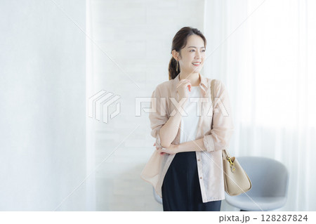 オフィスで働く女性 128287824