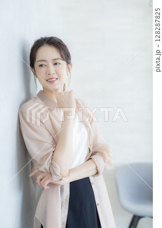 オフィスで働く女性 オフィスで働く女性 128287825