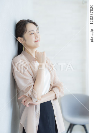 オフィスで働く女性 128287826