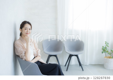オフィスで働く女性 128287830