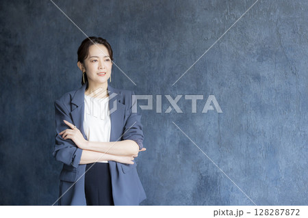 オフィスで働く女性 128287872