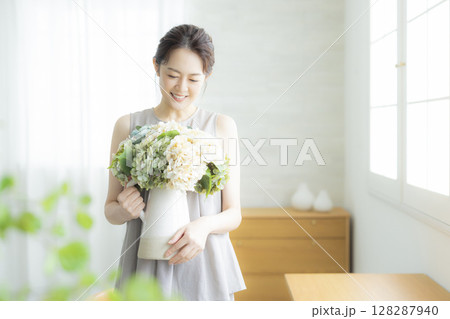 花瓶を持つ女性 128287940