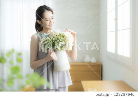 花瓶を持つ女性 128287946