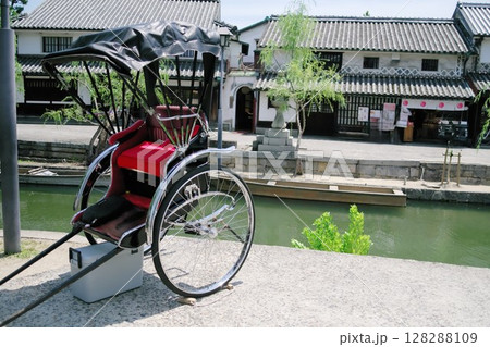 倉敷美観地区の風情と人力車 倉敷美観地区の風情と人力車 128288109