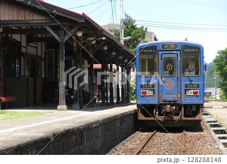 鳥取県のローカル線「若桜鉄道」：昭和5年開業の若桜駅と、停車中のWT3000形車両 128288148