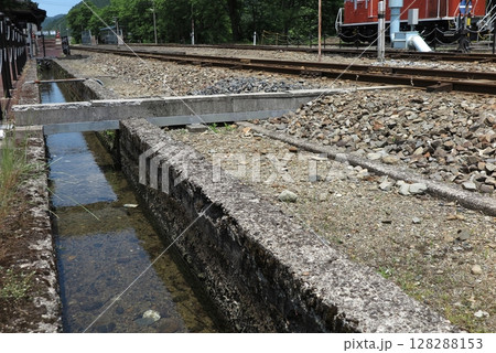 鳥取県のローカル線「若桜鉄道」:昭和5年開業の若桜駅、構内に残る流雪溝 鳥取県のローカル線「若桜鉄道」:昭和5年開業の若桜駅、構内に残る流雪溝 128288153