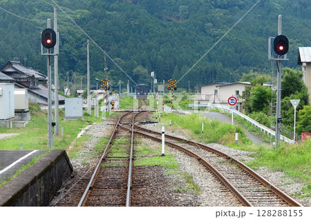 鳥取県のローカル線「若桜鉄道」:途中駅での列車交換(前方展望) 鳥取県のローカル線「若桜鉄道」:途中駅での列車交換(前方展望) 128288155