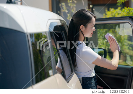 車を掃除する女性 車を掃除する女性 128288262