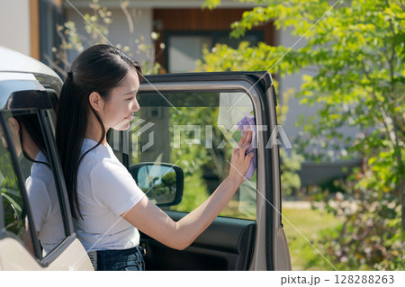 車を掃除する女性 128288263