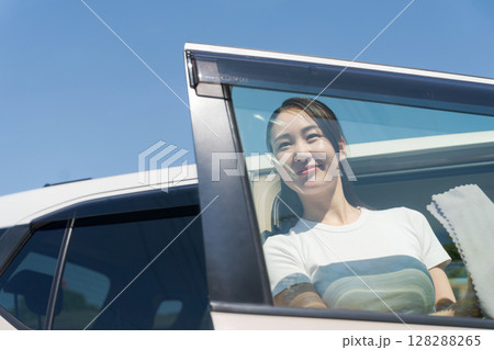 車を掃除する女性 128288265