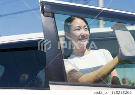 車を掃除する女性 車を掃除する女性 128288266