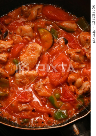 ラタトゥイユを煮込んでいる様子 128288356