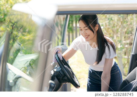 車内を掃除する女性 128288745