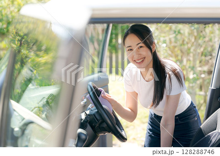 車内を掃除する女性 車内を掃除する女性 128288746