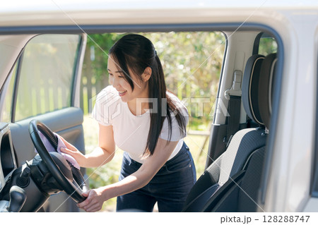 車内を掃除する女性 128288747