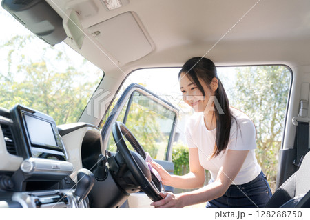 車内を掃除する女性 128288750