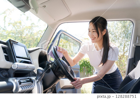 車内を掃除する女性 車内を掃除する女性 128288751