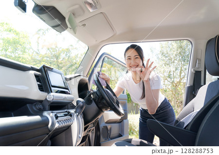 車内を掃除する女性 128288753