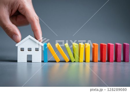 住宅ローンの安全性、住宅の安定性、投資の安全性を表す、ドミノ倒しを防ぐ住宅の概念図 住宅ローンの安全性、住宅の安定性、投資の安全性を表す、ドミノ倒しを防ぐ住宅の概念図 128289080