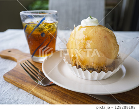 桃のケーキと紅茶 桃のケーキと紅茶 128289198