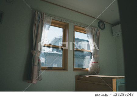 子供部屋の上げ下げ窓 子供部屋の上げ下げ窓 128289248
