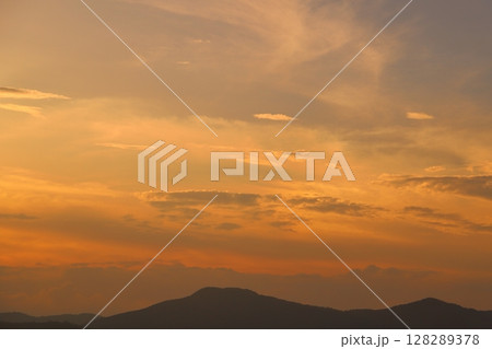 夕焼け空 雲 山地 夕焼け空 雲 山地 128289378
