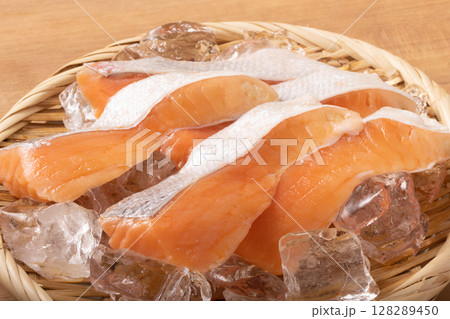 サーモントラウト ハラミ(養殖)甘塩 サーモントラウト ハラミ(養殖)甘塩 128289450