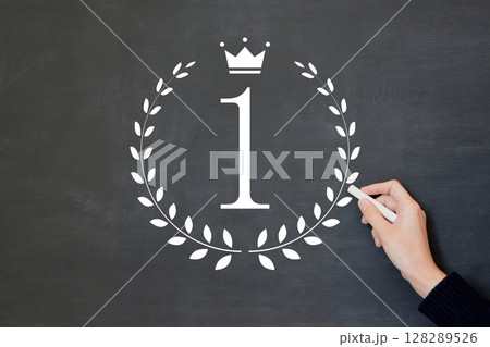 月桂冠に囲まれた数字の1を黒板に描く男性の手元 月桂冠に囲まれた数字の1を黒板に描く男性の手元 128289526