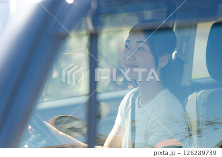 車を運転する女性 車を運転する女性 128289739