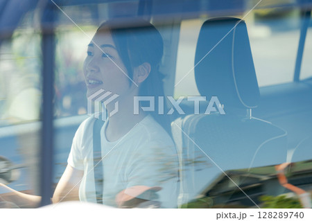 車を運転する女性 128289740
