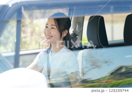 車を運転する女性 車を運転する女性 128289744