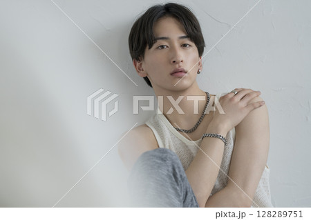 カメラ目線の20代の男性 メンズビューティーイメージ ポートレート カメラ目線の20代の男性 メンズビューティーイメージ ポートレート 128289751