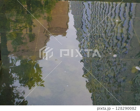 街中の風景　水盤 128290082