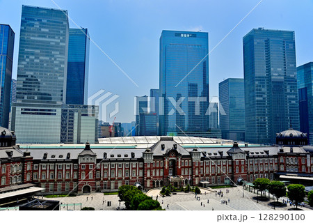 東京駅・高層ビルのある風景 128290100