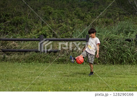 <素材>公園で元気にサッカーをする男の子 <素材>公園で元気にサッカーをする男の子 128290166