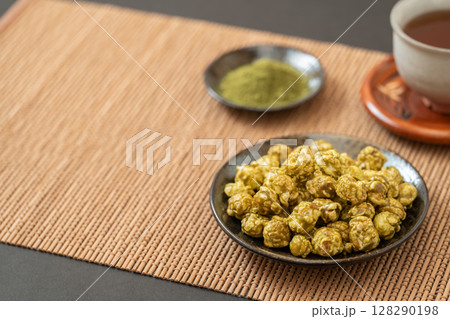 和風背景に抹茶ポップコーン 和風背景に抹茶ポップコーン 128290198
