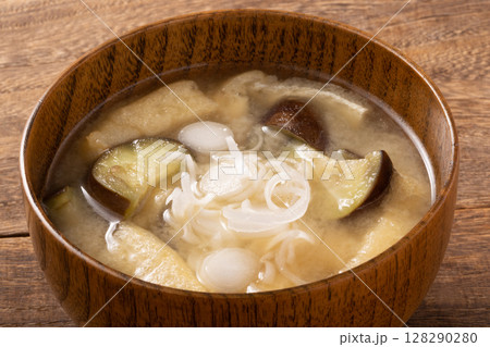 なすと油揚げ　味噌汁 128290280
